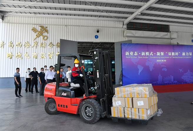 贸易商更指出，先前还能透过第三地进行贸易交易；但如今，只要与立陶宛有任何关系，就完全遭大陆封锁。图为大陆港口进行商品报关出口。(图/新华社)