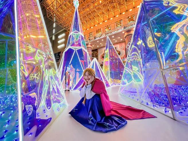 广三SOGO打造梦幻炫彩冰晶城堡，白天、夜晚都好拍。（冯惠宜摄）