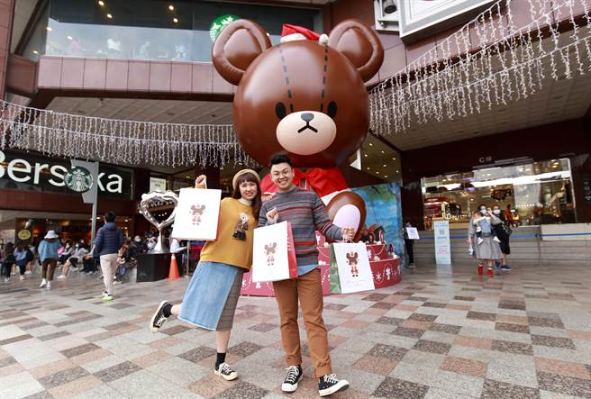 中友百货在C栋1F广场打造高达6米日本的「小熊学校」：杰琪公主气球，可爱的模样让经过的民眾纷纷拿起相机合照。（冯惠宜摄）