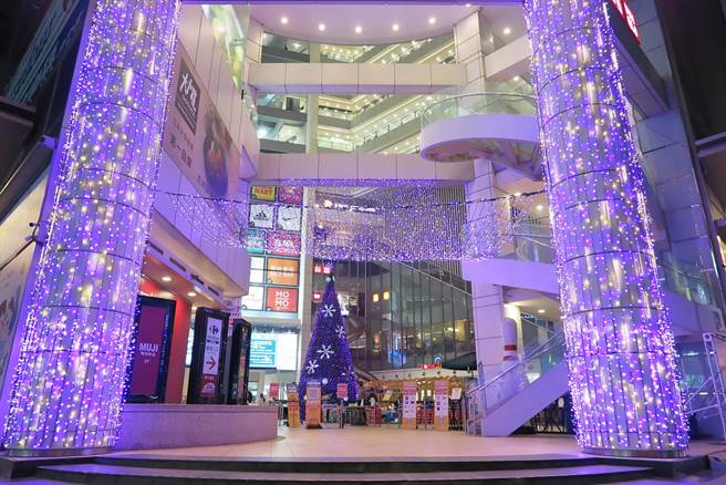 站在大鲁阁新时代购物中心耶诞树下许愿拍照，紫色光晕中透出一种梦幻绚烂的意境，搭配商场入口处的一整片紫色光廊，更是浪漫指数破表。（大鲁阁新时代购物中心提供／冯惠宜摄）