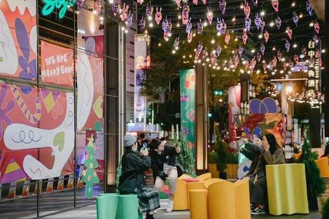 金典绿园道商场户外展区将CHOU YI缤纷色彩化为1F户外广场公共座椅，结合风车与串灯，白天抬头可看整片空中「花海」，夜晚变化为整片「星空」。（金典绿园道提供／冯惠宜台中传真）