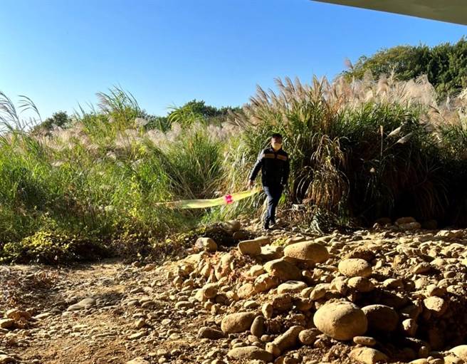 叶姓男子被发现仰躺在后丰大桥下，已明显死亡。（民眾提供／陈淑娥台中传真）