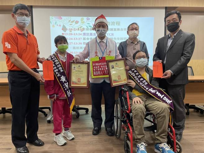 宾至晨、黄洁歆3日也特地前往新兴国中，分享他们对抗病魔的心路歷程。（洪浩轩摄）