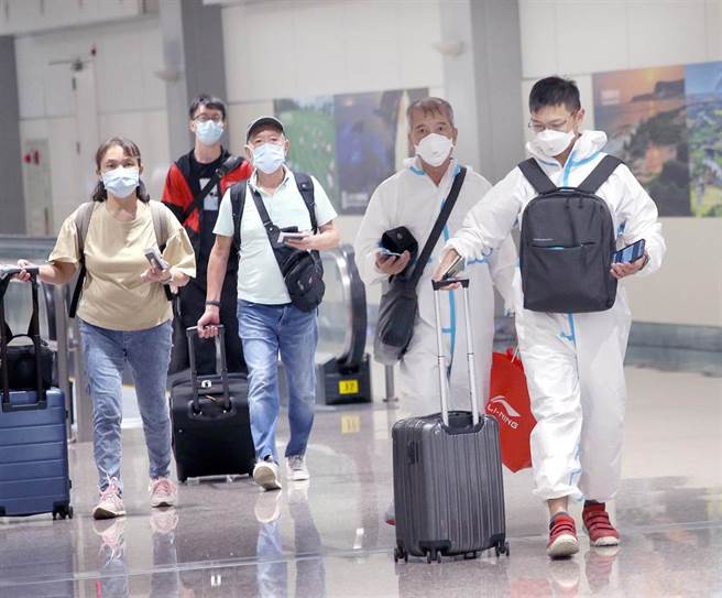 中央流行疫情指挥中心3日公布国内新增11例新冠肺炎确定病例，皆为境外移入，在桃园机场入境管制区内，刚下机的旅客准备通关入境。（范扬光摄）（图中非新闻当事人）

