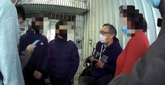 警方在交款地点埋伏，当场逮获两名车手。（翻摄照片／林郁平台北传真）