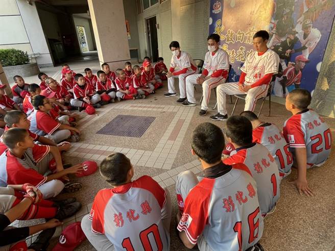 顶新和德文教基金会多年来捐助永靖国中球队经费、交通车、比赛经费、训练器材、课辅费用、选手营养照顾…等，捐助经费近千万元，和彰化县政府一起扶植永靖国中棒球。（顶新和德文教基金会提供／林良齐台北传真）