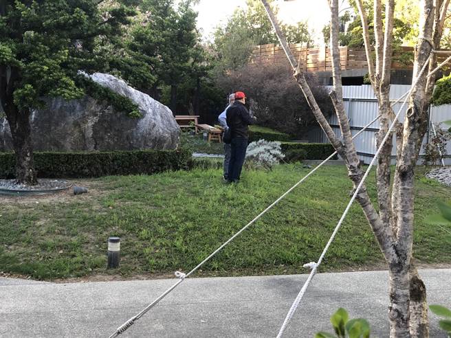 顏宽恒家族在南屯区的招待所内，3日传出机具拆除声响，赶在市府规定12月13日前自行拆除期限拆除。（卢金足摄）