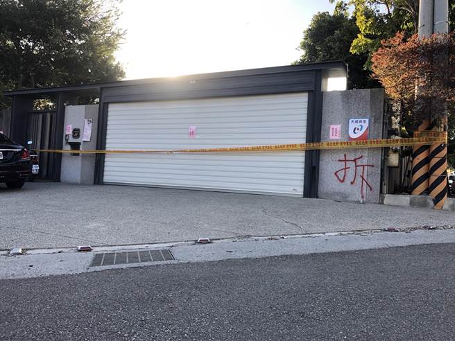 国民党参选人顏宽恒家族在南屯区枫树里817地号公设保留地兴建招待所，其外墙以红漆喷上好几个「拆」字。（卢金足摄）