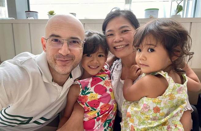 吴凤和台湾老婆Rynne育有2女。(图／翻摄自Rifat&Rynne的凤花雪月脸书)