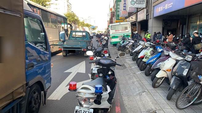 40岁霍姓男子于今（3日）下午2时许驾驶三重客运公车，行经新北市新庄区中正路891号、往三重方向，疑因精神恍惚，公车直接暴衝进一旁骑楼。（翻摄）
