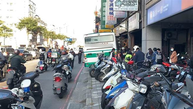 40岁霍姓男子于今（3日）下午2时许驾驶三重客运公车，行经新北市新庄区中正路891号、往三重方向，疑因精神恍惚，公车直接暴衝进一旁骑楼。（翻摄）
