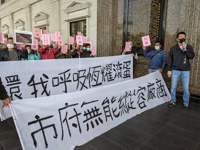 抗议厂商空污，冈山大辽里民眾3日到高雄巿议会拉白布条陈情。（曹明正摄）