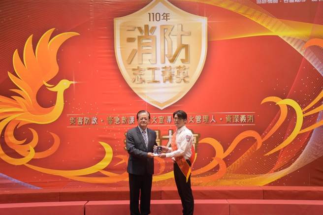 金寧鳳凰分隊隊員吳哲宇(右)榮獲「2021年全國救護志工菁英」獎項。（金門縣消防局提供）