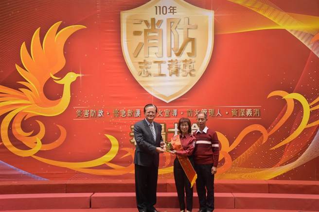 金沙防宣分隊隊員陳玉珍(右)榮獲「2021年全國防火宣導志工菁英」獎項。（金門縣消防局提供）