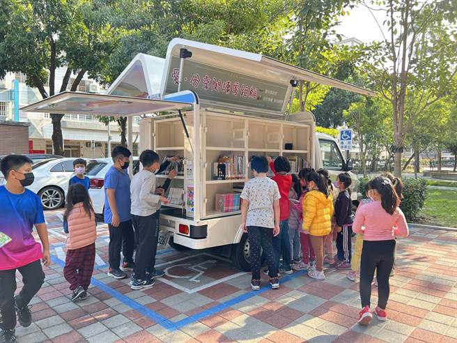 「徐海鋒號」2日開到虎尾立仁國小試車出任務，小朋友們聽到新的故事書來了很興奮，半輛車約400本書被借走。（周麗蘭攝）