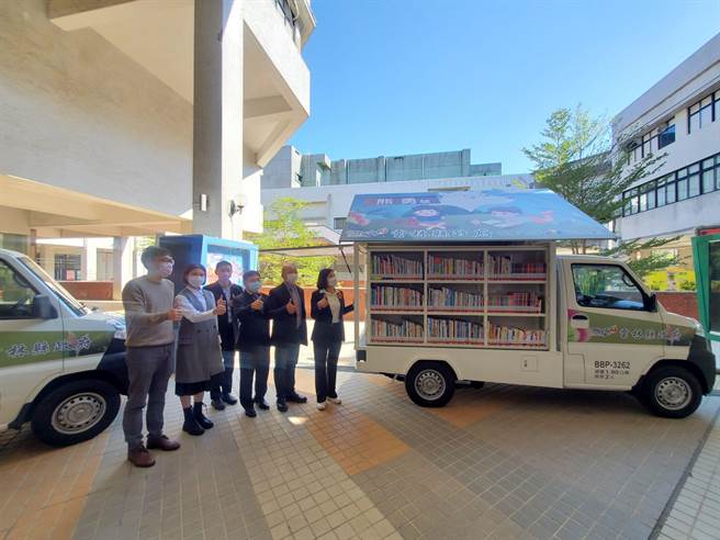 這一輛是載送成人類書籍的熊本號。（周麗蘭攝）