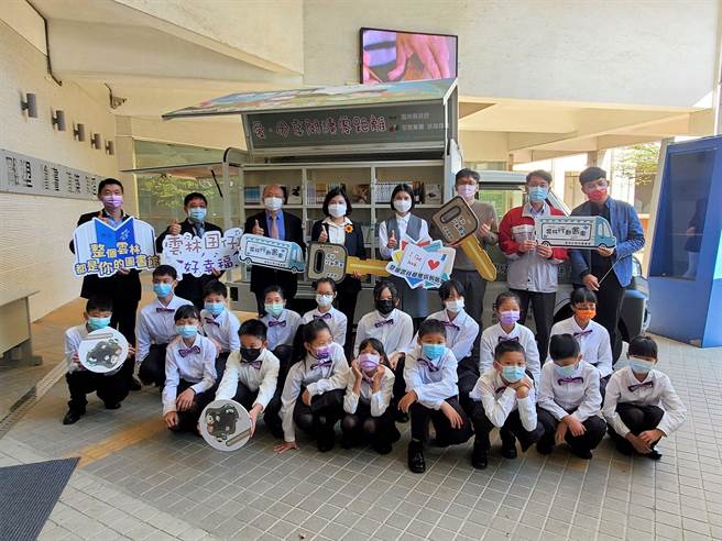 這一輛是載送童書的徐海鋒號。（周麗蘭攝）