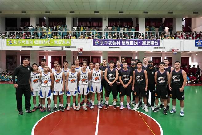 桃園雲豹與永平工商籃球隊合影留念。(桃園雲豹提供)
