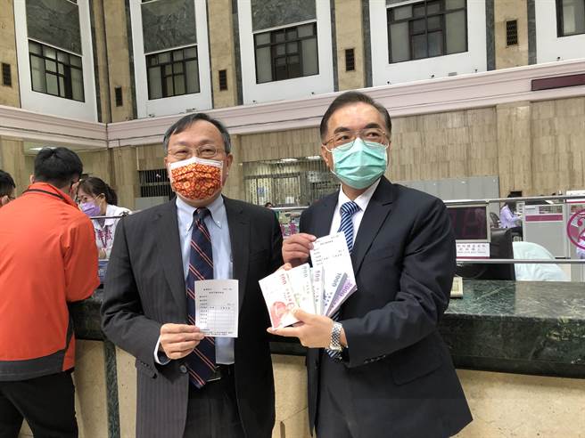 台银董事长吕桔诚（左）（图／吴静君摄）
