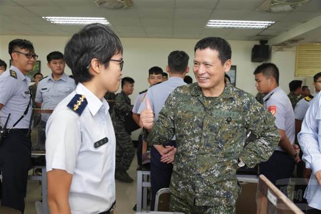 副參謀總長李廷盛搭軍機挺進東沙慰勞官兵，但在海巡官兵背後，穿迷彩服的陸戰隊員意外入鏡。(圖／軍聞社提供）