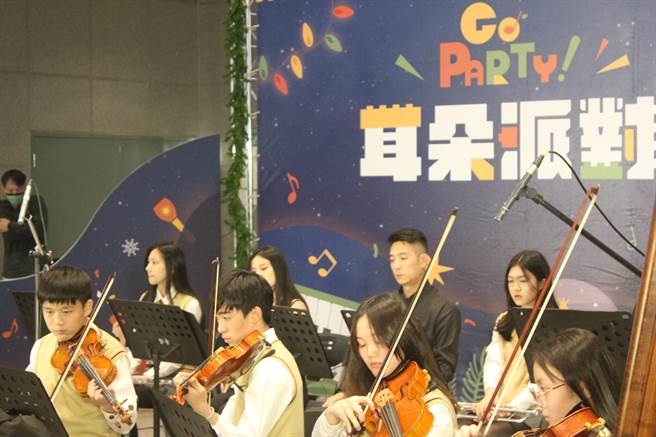 新北市政府今在一楼大厅举办「GO Party！LEGO Party！2021新北市府耶诞音乐沙龙」，首场演出音乐家姜智译领军的新北艺世界团队，及新北市林口康桥国际学校学生携手共演。（陈慰慈摄）