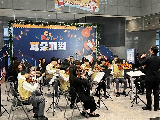 「GO Party！LEGO Party！2021新北市府耶诞音乐沙龙」今在新北市政府一楼大厅首场演出，吸引不少民眾驻足聆听。（陈慰慈摄）