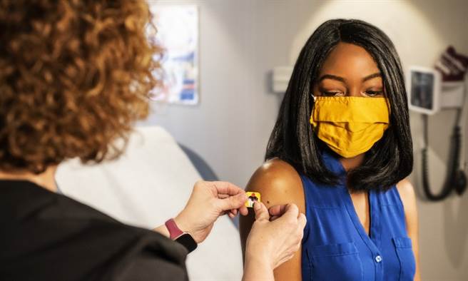 打完3剂仍感染Omicron　重症率低归功疫苗？正反说法一次看。(示意图/Shutterstock)