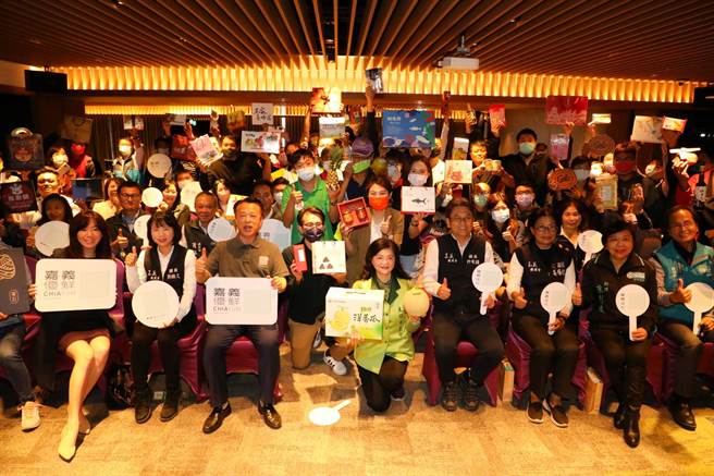 嘉义县政府大力推动的「嘉义优鲜」自有品牌12月3日正式上市，首波共有79家业者入选。（张亦惠摄）