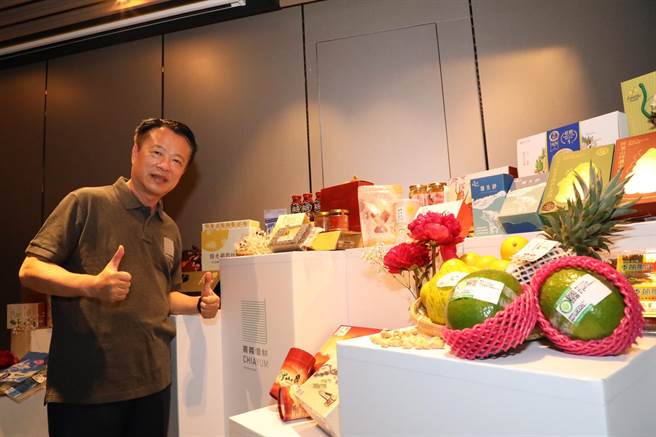 嘉义县政府大力推动的「嘉义优鲜」自有品牌12月3日正式上市，首波共有79家业者入选。（张亦惠摄）