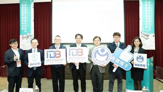 经济部工业局与专题讲师现场大合照，右三为金属中心副执行长林志隆。图／金属中心提供