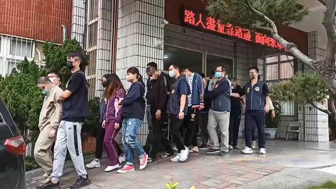 台中市警局雾峰分局，3日公布侦破暴力讨债集团，逮捕16名犯嫌。（雾峰分局／黄国峰台中传真）