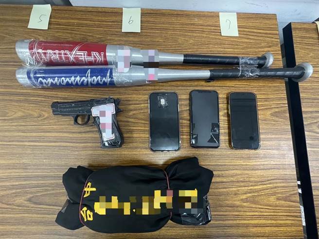 台中市警局雾峰分局，3日公布侦破暴力讨债集团，起获恐吓用玩具手枪1支、球棒2支、犯案用手机3支及犯案衣服等证物。（雾峰分局／黄国峰台中传真）