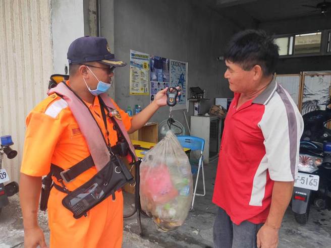 彰化县环保局与彰化区渔会召募渔民成立「彰化县环保舰队」打捞海洋废弃物，渔民们纷纷投入，成果斐然。（彰化县环保局提供／吴敏菁彰化传真）