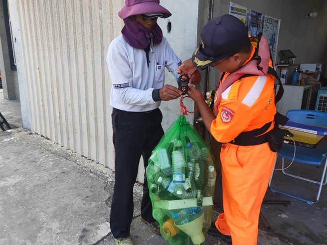 彰化县环保局与彰化区渔会召募渔民成立「彰化县环保舰队」打捞海洋废弃物，渔民们纷纷投入，成果斐然。（彰化县环保局提供／吴敏菁彰化传真）