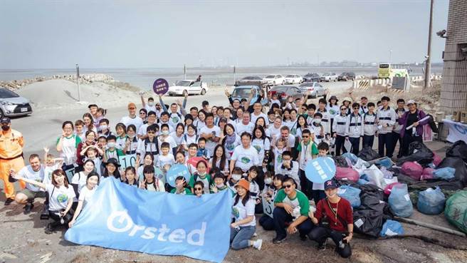 11月中近百位沃旭同仁与家人在线西乡肉粽角，与线西国中学子携手净滩。（沃旭提供／吴敏菁彰化传真）