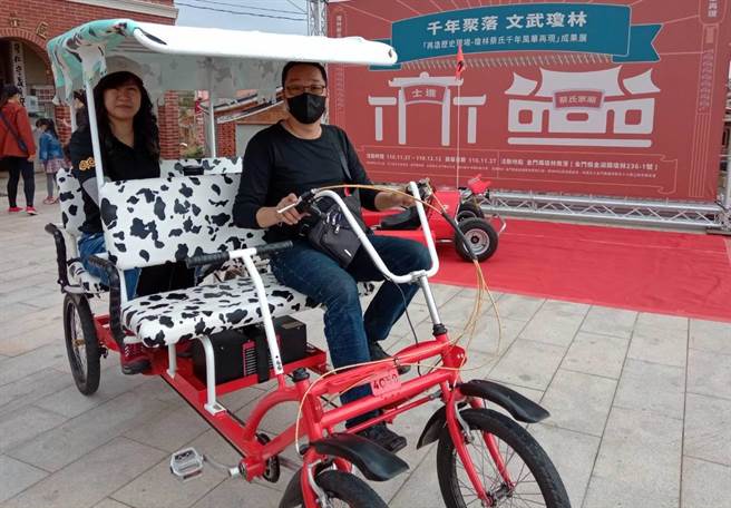 蔡可宾为琼林家乡打造100％台湾生产的纯电微型车及纯电游园协力车，带领游客慢游千年聚落。（金门县文化局提供）