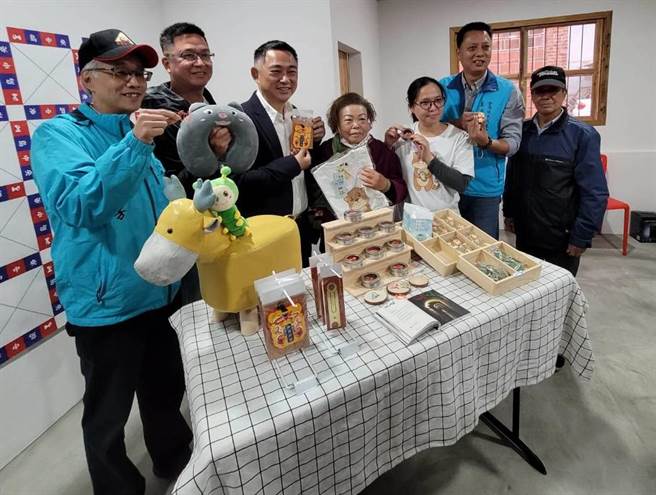 杨镇浯县长（中）为琼林系列活动站台，欢迎乡亲和游客一起探索它朴实中难掩璀璨的光阴故事。（金门县文化局提供）