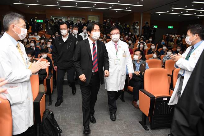 第13届纪念王创办人永庆先生国际医学教育研讨会3日于林口长庚医院举办，副总统赖清德（中）也到场。（院方提供）