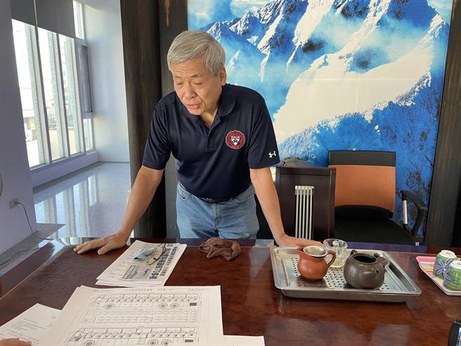 日统客运董事长林义风表示，碍于法规无法突破经营层面，公司才有结束营运的想法。（周丽兰摄）