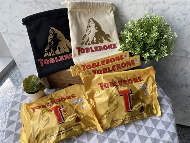 全聯獨家限定的「瑞士三角帆布束口袋組」，經典Toblerone LOGO搭配時尚燙金造型束口袋，共有兩款配色收藏。（全聯提供）