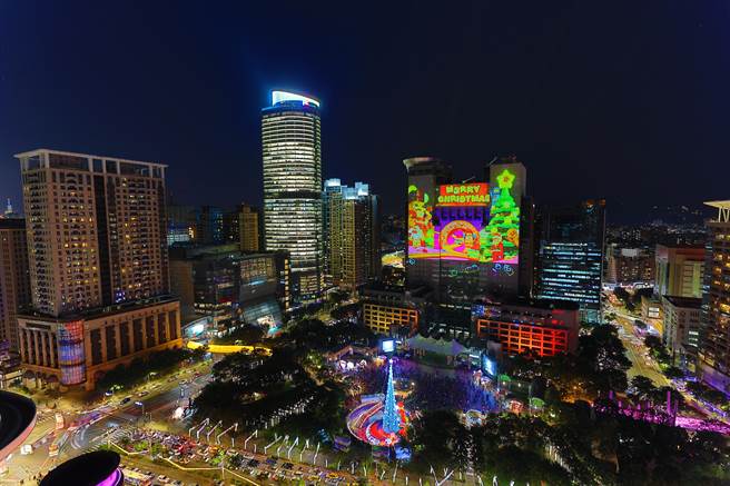 新北欢乐耶诞城今晚开城，今年以「乐高」为主题，除了打造独家3D乐高雷射光雕投影秀，还将展出全台最大的14米高LEGO耶诞老人及5公尺高机械装置的「乐高耶诞老人」。（新北市观旅局提供）