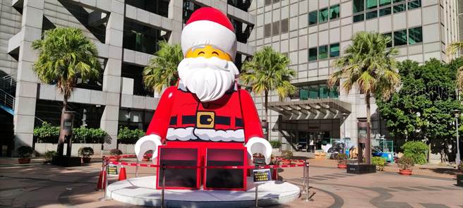 全台最大的5公尺高机械装置「乐高耶诞老人」在板桥区中山路一段、新府路口挥手迎宾。（陈慰慈摄）