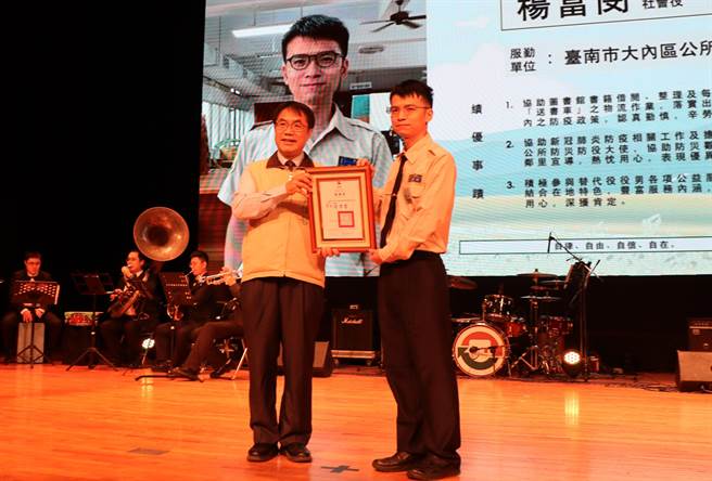 台南市长黄伟哲表扬绩优替代役男杨富闵。（刘秀芬摄）