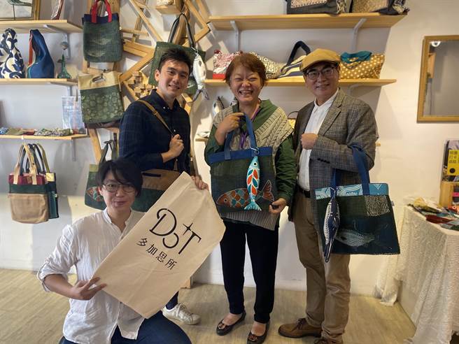 刘婷萱(左一前蹲者)获台南市文化局社造奖助计画，开办「多加学堂」提供社区妇女就业机会。(曹婷婷摄)