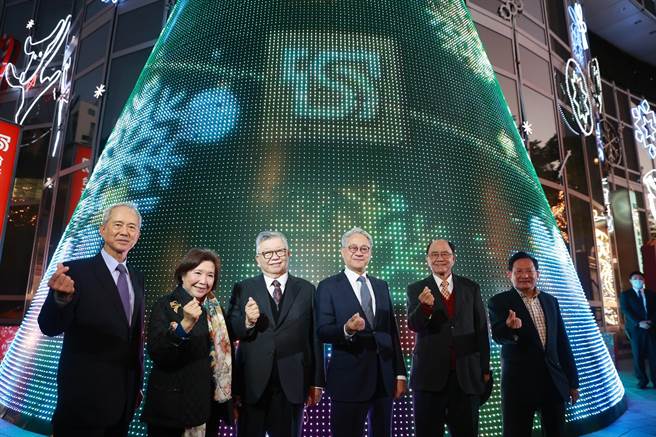 台新金控3日举办「2021台新金控圣诞祭」点灯活动，由董事长吴东亮（右三）、台新董事与顾问共同点亮仁爱圆环最绚丽圣诞树。（台新提供）