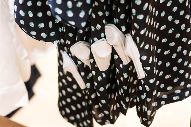 女网友一年多前买了一件外套后，近日才发现店家忘记拆卸磁扣，让她相当错愕。（示意图／达志影像）