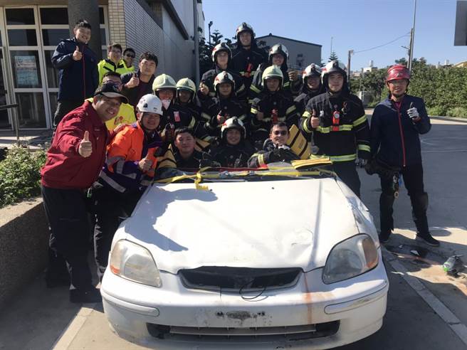 桃园市政府消防局第三大队竹围分队3日办理新进同仁车辆破坏救援训练。（桃园市消防局竹围分队提供／陈梦茹桃园传真）