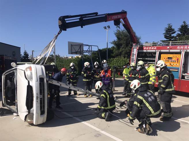 车祸救护勤务占消防出勤比例很高，藉由训练可学习车祸救援技术及评估现场风险。（桃园市消防局竹围分队提供／陈梦茹桃园传真）