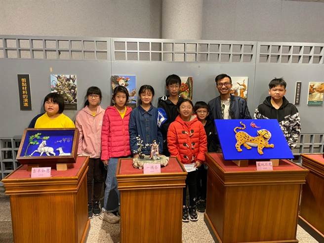 东隆宫邀请木雕大师刘进文、林明源，玻璃剪粘工匠师林秉贤，纸艺老师许育腾，焊铁雕名师林允力及三慈国小学童以「王爷暨在地文化」为主题举办联展。（台南市三慈国小提供／刘秀芬台南传真）
