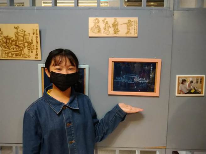 东隆宫邀请木雕大师刘进文、林明源，玻璃剪粘工匠师林秉贤，纸艺老师许育腾，焊铁雕名师林允力及三慈国小学童以「王爷暨在地文化」为主题举办联展。（台南市三慈国小提供／刘秀芬台南传真）